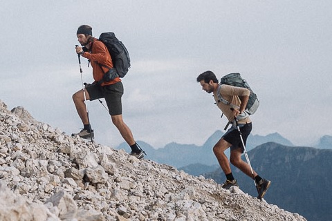 Leki Outdoor Imagebild - zwei Personen gehen im steinigen Gebirge mit Trekkingstöcken bergauf