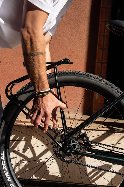 Ortlieb Gepäckträger wird an Fahrrad montiert
