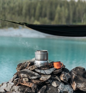 Trangia Kochset vor einem See