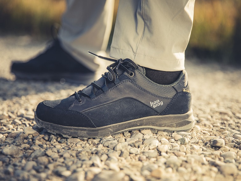 Hanwag Schuh in der Detailansicht auf einem Kiesweg