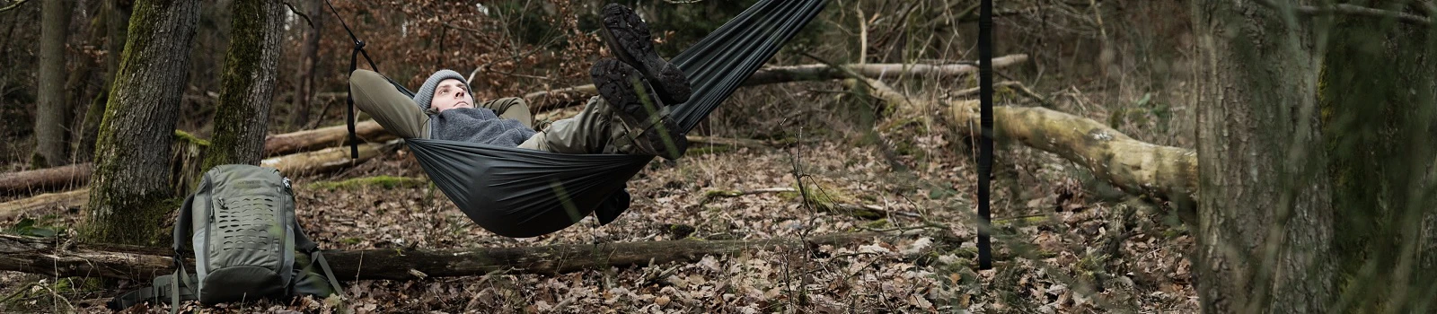 Person beim Bushcrafting in einer Hängematte