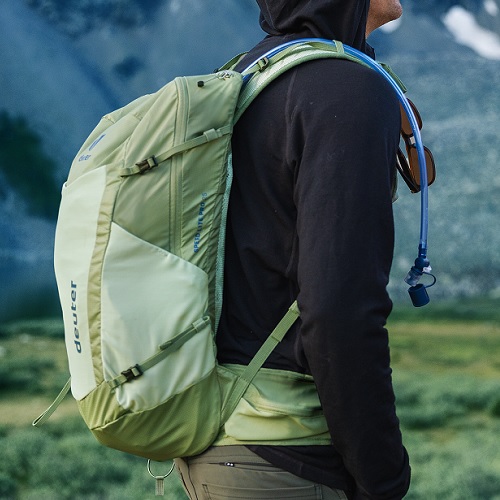 deuter Speed Lite Pro Rucksack mit Trinksystem in der Seitenansicht