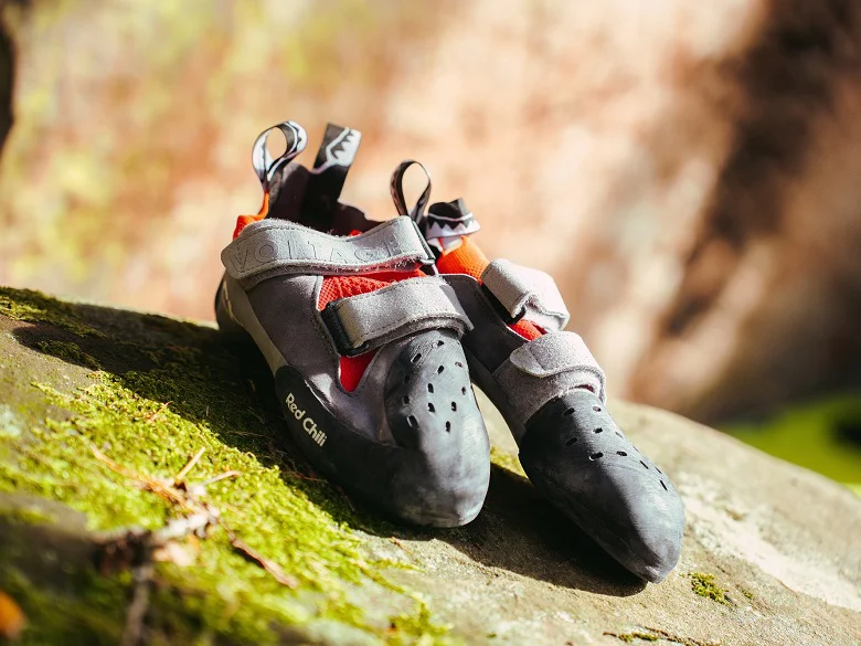 Outdoor Imagebild - zwei Kletterschuhe stehen auf einem bemoosten Felsen