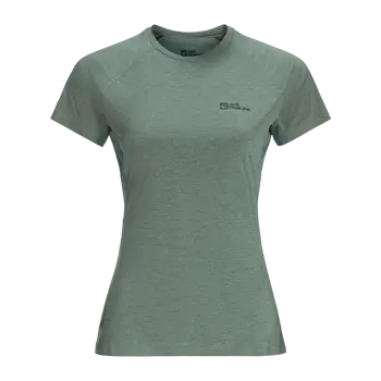 grünes T-Shirt auf weißem Hintergrund
