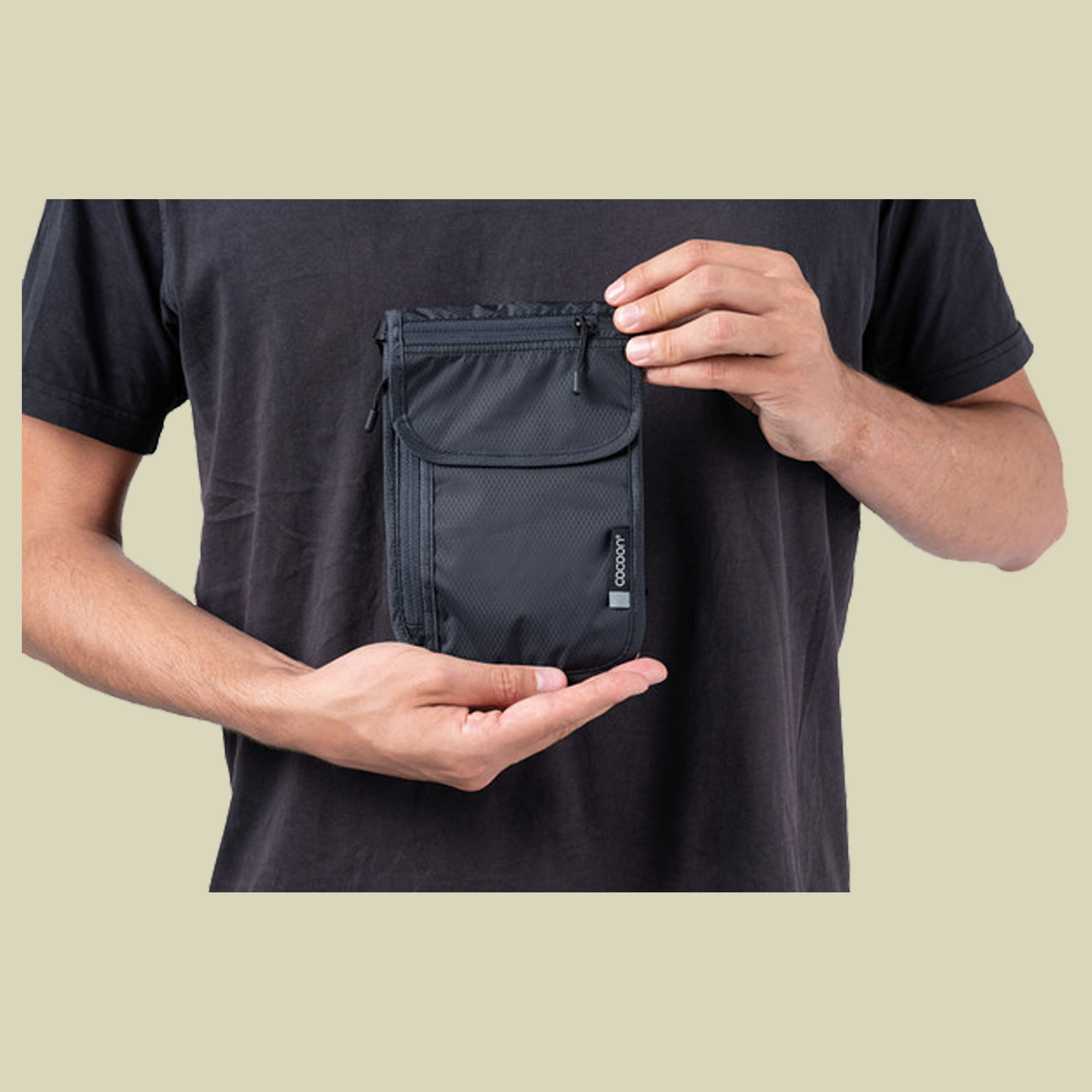 Travel Neck Wallet 20 x 13 cm schwarz - phantom black