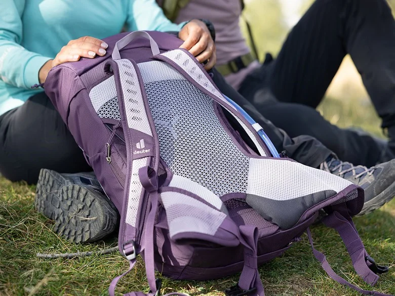 Outdoor Imagebild - violetter Rucksack mit Netzrücken in der Detailansicht
