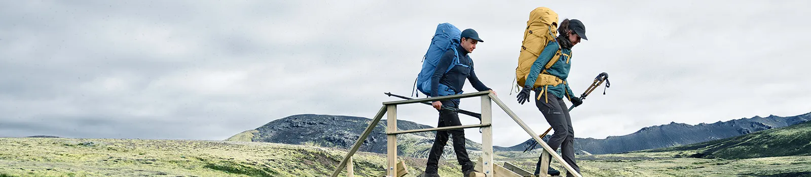 deuter Aircontact Core Trekkingrucksack Imagebild - zwei Personen beim Trekking in Island